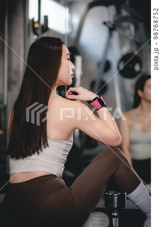 ジムで休憩する女性 98768752