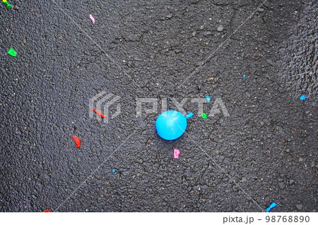 水風船を投げたけれど割れなかった。 水風船を投げたけれど割れなかった。 98768890