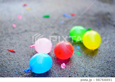 夏休みに子供と遊んだ水風船。カラフルにいっぱい作ったよ。 夏休みに子供と遊んだ水風船。カラフルにいっぱい作ったよ。 98768891