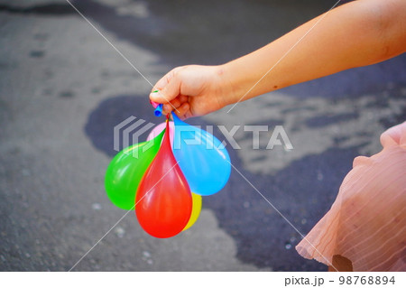 夏休みに子供と遊んだ水風船。カラフルにいっぱい作ったよ。 夏休みに子供と遊んだ水風船。カラフルにいっぱい作ったよ。 98768894