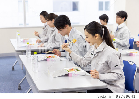 昼食をとるビジネスパーソン 98769641