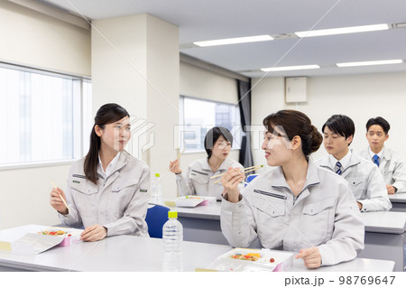 昼食をとるビジネスパーソン 98769647