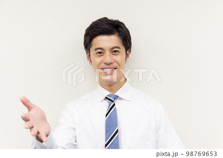 説明するビジネスマン 98769653