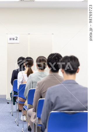 行列に並ぶ人々 98769723