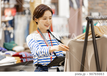 在庫管理をするアパレル店員 在庫管理をするアパレル店員 98769863