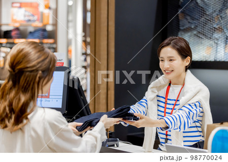 アパレル店 会計シーン アパレル店 会計シーン 98770024
