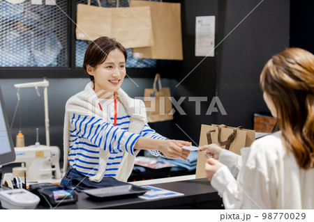 アパレル店 会計シーン カード決済 アパレル店 会計シーン カード決済 98770029