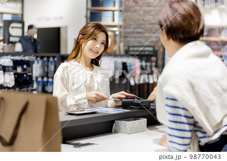 アパレル店でカード決済をするお客 98770043
