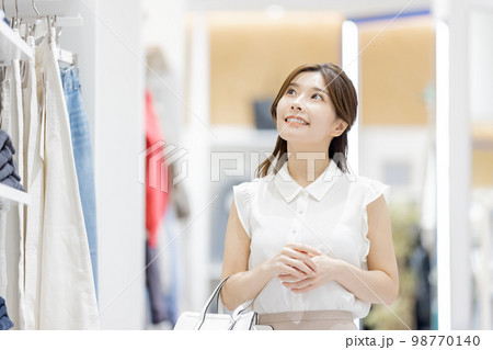 ブティックでショッピングを楽しむ女性 ブティックでショッピングを楽しむ女性 98770140