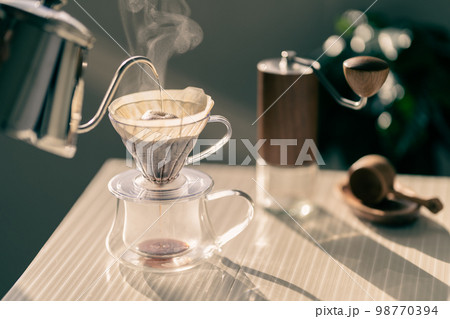 珈琲　コーヒー　ハンドドリップ　HARIO V60　抽出　湯気　レトロ　ビンテージ調 98770394