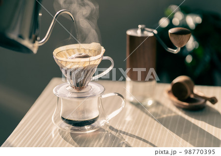 珈琲　コーヒー　ハンドドリップ　HARIO V60　抽出　湯気　レトロ　ビンテージ調 98770395