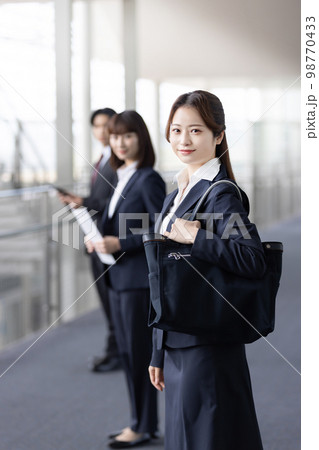 整列する男女 ビジネスイメージ 整列する男女 ビジネスイメージ 98770433