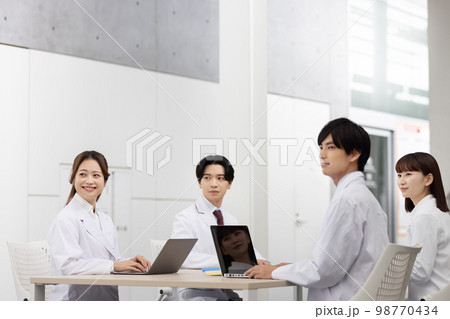 打合せをする医療従事者　 98770434