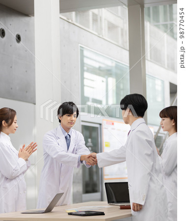 握手をする医療従事者　開発成功　契約　交渉成立 98770454