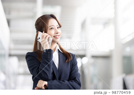 スマートフォンで話すビジネスウーマン 98770459