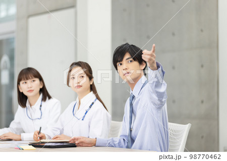 打合せをする医療従事者 打合せをする医療従事者 98770462