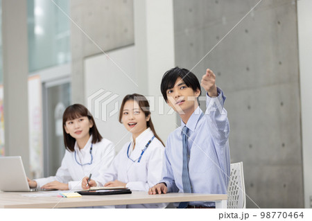 打合せをする医療従事者 打合せをする医療従事者 98770464