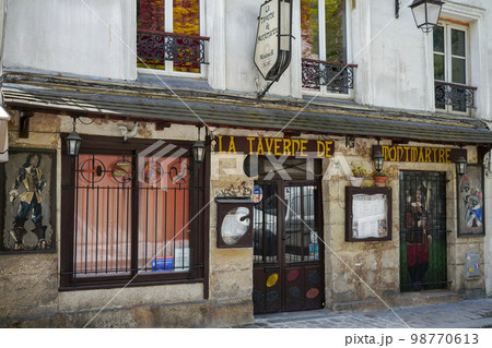 モンマルトルのおしゃれな風景 (フランス、パリ) 98770613