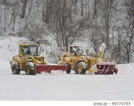 大雪の中の除雪車両 大雪の中の除雪車両 98770765