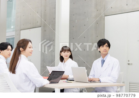 打合せをする医療従事者　 98770779