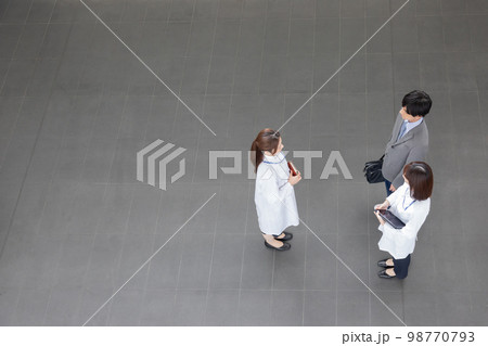 立ちミーティング 医者 MR 立ちミーティング 医者 MR 98770793