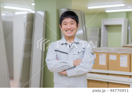 工事中のマンションの部屋に立つ若い作業服を着た男性のポートレート 工事中のマンションの部屋に立つ若い作業服を着た男性のポートレート 98770951