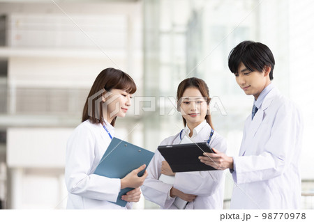 打合せをする医療従事者 打合せをする医療従事者 98770978