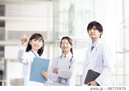 打合せをする医療従事者 98770979