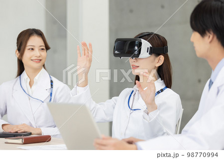 VRゴーグルを使う医療従事者 シミュレーション VRゴーグルを使う医療従事者 シミュレーション 98770994