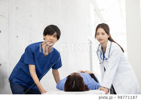 ストレッチャーで運ばれる患者 治療方針 医療提供体制 受け入れ態勢 ストレッチャーで運ばれる患者 治療方針 医療提供体制 受け入れ態勢 98771187