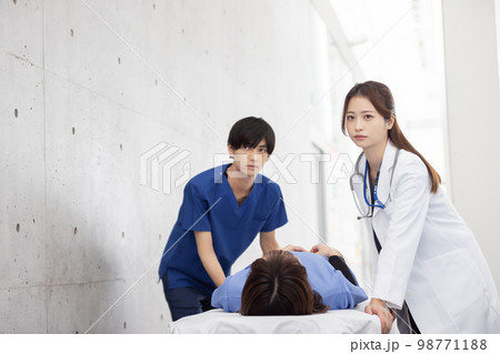 ストレッチャーで運ばれる患者　治療方針　医療提供体制　受け入れ態勢 98771188