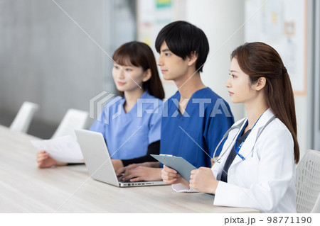 打ち合わせをする医療従事者 98771190