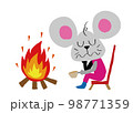キャンプねずみ　焚き火で一服　アウトドア 98771359
