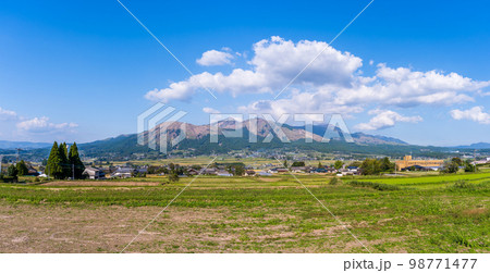 南阿蘇村の田園風景をイメージに阿蘇山パノラマ風景 南阿蘇村の田園風景をイメージに阿蘇山パノラマ風景 98771477