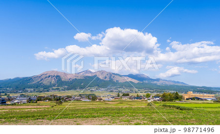 南阿蘇村の田園風景をイメージに阿蘇山パノラマ風景 南阿蘇村の田園風景をイメージに阿蘇山パノラマ風景 98771496