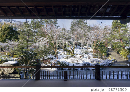 冬の京都　雪化粧をした天龍寺の庭　額縁風景 98771509