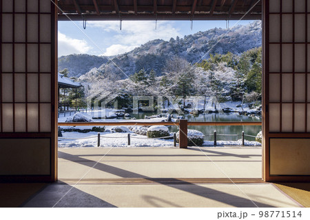 冬の京都　雪化粧をした天龍寺の庭　額縁風景 98771514