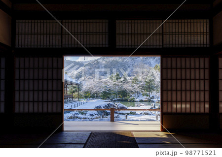 冬の京都　雪化粧をした天龍寺の庭　額縁風景 98771521