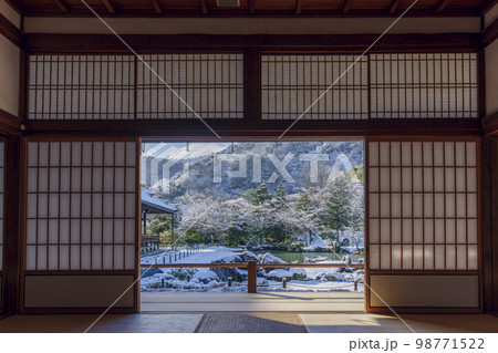 冬の京都　雪化粧をした天龍寺の庭　額縁風景 98771522