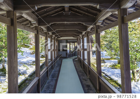 京都府　嵐山・嵯峨野　天龍寺の渡り廊下 98771528