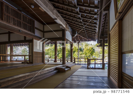天龍寺大方丈廊下から見た冬の曹源池庭園 98771546