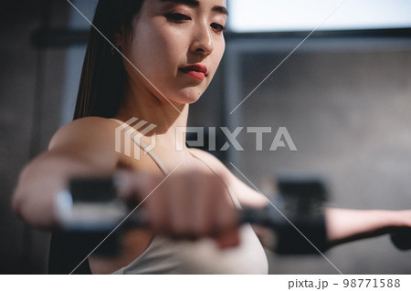 ジムで腕を鍛える女性 ジムで腕を鍛える女性 98771588