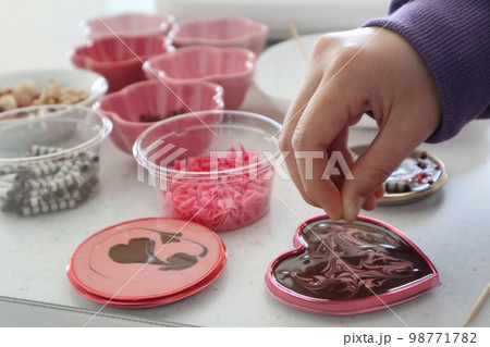 バレンタインチョコを作る子供 バレンタインチョコを作る子供 98771782