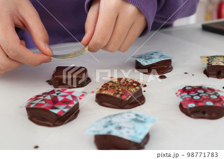バレンタインに転写チョコレートを作る バレンタインに転写チョコレートを作る 98771783