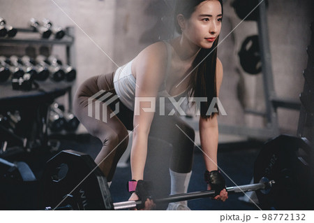 バーベルを持ち上げる女性 98772132