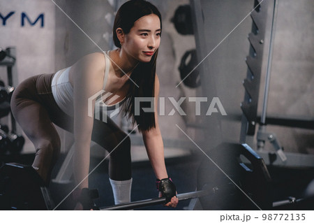バーベルを持ち上げる女性 バーベルを持ち上げる女性 98772135