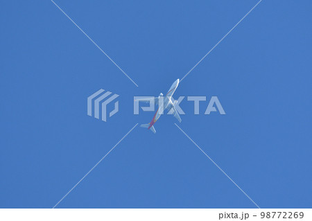 青空を飛ぶジェット機 98772269
