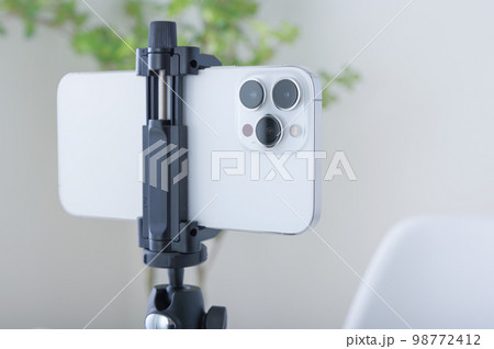 自撮り棒とスマートフォン 98772412