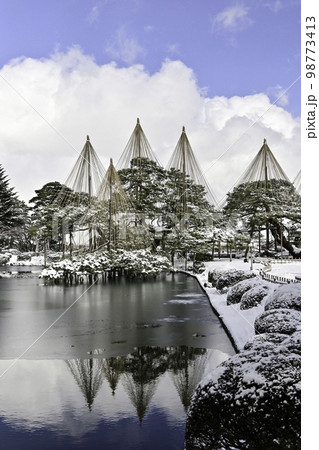 雪景色が美しい冬の兼六園 98773413