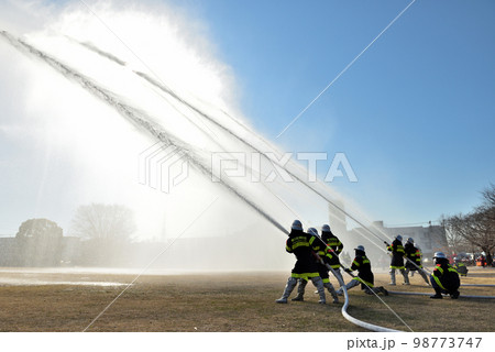 出初式での消防隊による放水訓練 出初式での消防隊による放水訓練 98773747